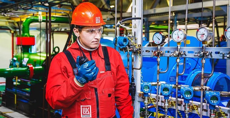 Компания "Лукойл" может остановить работу своих заводов