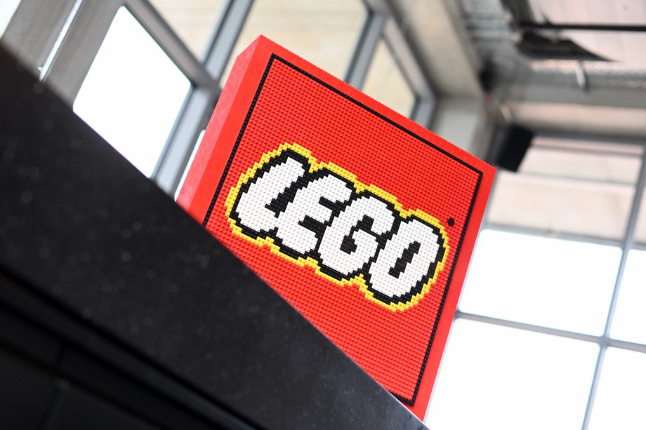Компания Lego расторгла контракт с российским дистрибьютором