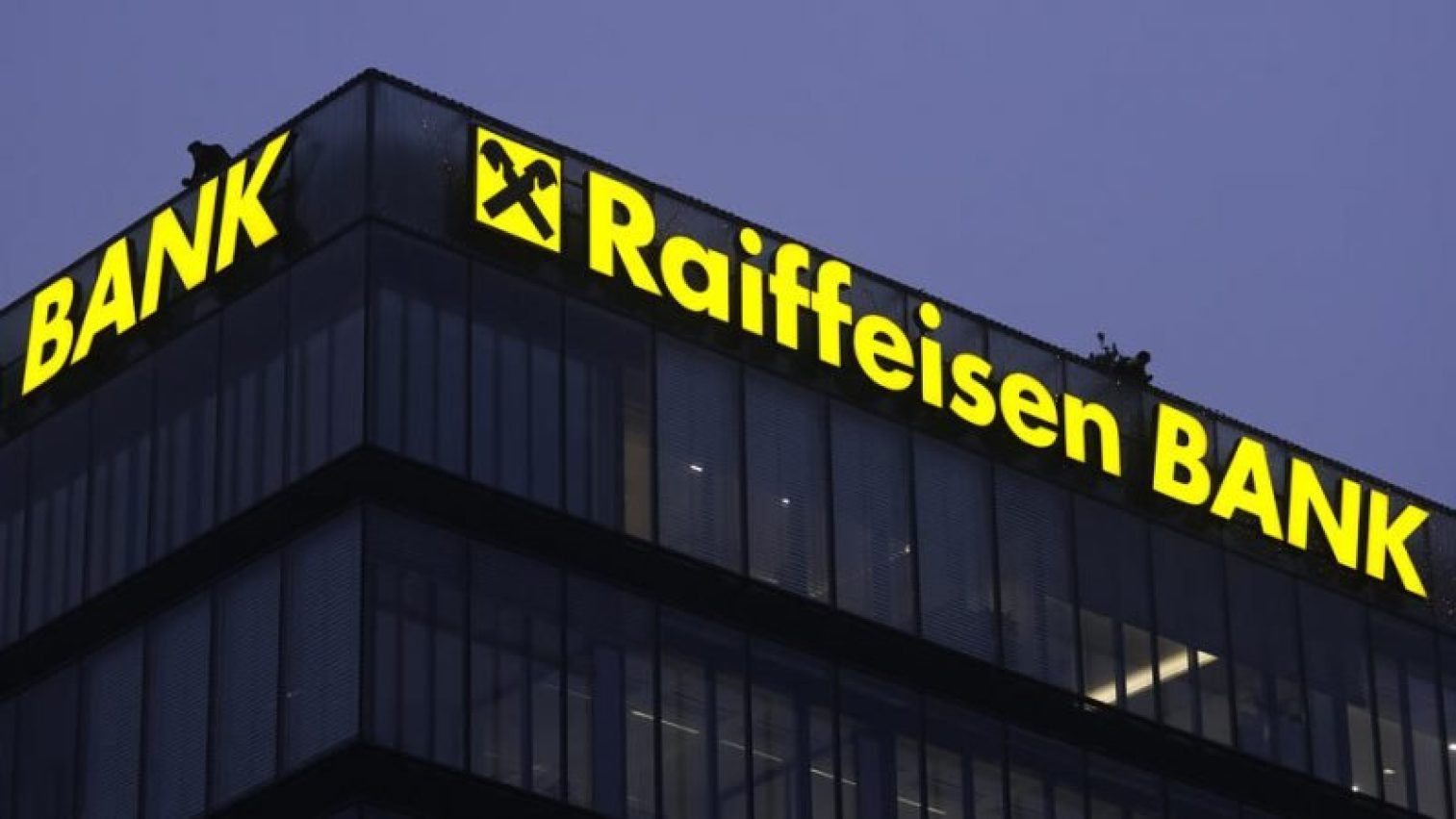 Банк Raiffeisen планирует выкупить долю Дерипаски в концерне Strabag
