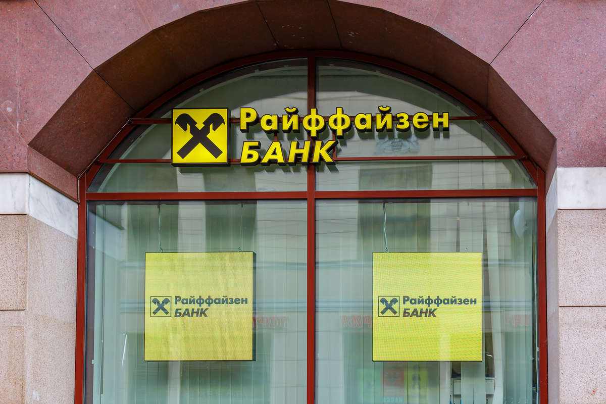 Raiffeisenbank ограничил валютные платежи для российских банков