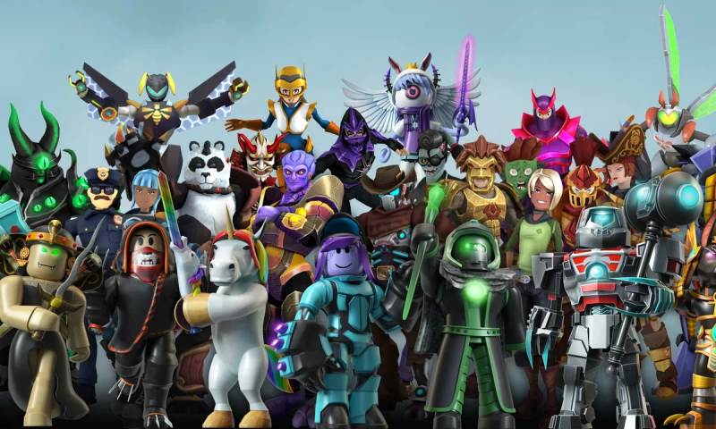 В России расширяется список зарубежных онлайн-платформ, доступ к которым ограничивается. Новым объектом блокировки стал сервис видеозвонков FaceTime. В ведомстве пояснили, что ограничительные меры связаны с данными правоохранительных органов о возможном использовании приложения для координации противоправных действий, включая террористическую активность, вербовку исполнителей и реализацию мошеннических схем. Первые массовые жалобы на сбои в работе видеосервиса появились ещё в начале сентября. Несмотря на это, точная дата введения технических ограничений не раскрывается. Этот случай стал продолжением серии мер, направленных на ужесточение контроля над зарубежными мессенджерами и платформами. В августе были ограничены голосовые вызовы в Telegram и WhatsApp. Тогда причиной также называли попытки злоумышленников использовать мессенджеры для совершения преступлений и отсутствия со стороны сервисов реакции на требования российских структур. Осенью тенденция только усилилась. В конце ноября регулятор объявил о начале поэтапной блокировки WhatsApp, мотивируя это нарушениями национального законодательства и участием платформы в распространении экстремистского и мошеннического контента. В декабре под санкции попала и игровая платформа Roblox. По информации ведомства, в ней выявили значительный объем материалов, которые, по мнению регулятора, могут содержать призывы к насилию, пропаганду экстремизма, терроризма и материалов ЛГБТ. И, в связи с этими ограничениями от Роскомнадзора, блокировка «Роблокс» может создать новые вызовы в виде ухода детской аудитории в серые схемы и роста мошенничества, так как качественных аналогов площадки в стране сейчас нет. Таким образом, цифровое пространство в стране продолжает ужесточаться: список ограниченных сервисов растет, а зарубежные платформы всё чаще сталкиваются с полным или частичным блокированием доступа для российских пользователей.