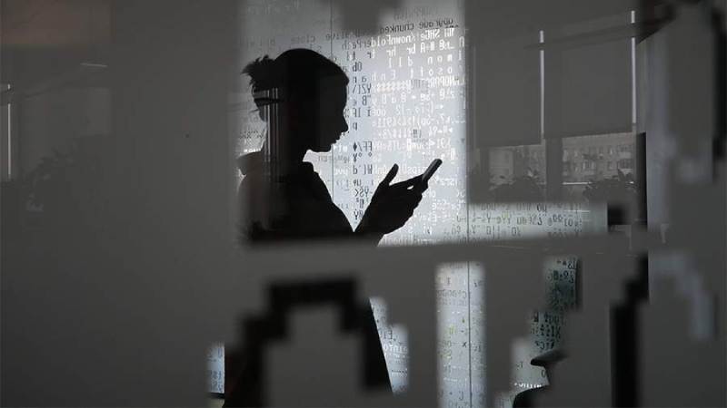 Искусственный интеллект всё чаще становится не только инструментом бизнеса, но и реальной линией защиты для обычных пользователей. Современные технологии уже умеют распознавать мошеннические сайты, подозрительные звонки и фальшивые онлайн-предложения еще до того, как человек успевает сделать опасный шаг. Сегодня многие браузеры используют ИИ для автоматической проверки сайтов. Алгоритмы за доли секунды анализируют адрес страницы, поведение домена, внешний вид формы оплаты и другие признаки риска. Если ресурс выглядит подозрительно, пользователь получает предупреждение ещё до ввода личных или платежных данных. Это особенно важно на фоне роста фишинговых сайтов, которые визуально почти не отличаются от настоящих. Искусственный интеллект применяется и для защиты от телефонного мошенничества. Системы анализируют входящие вызовы, учитывая частоту звонков, время активности, историю жалоб и типичное поведение мошенников. В результате потенциально опасные номера помечаются заранее, а человек может принять решение, стоит ли отвечать. Периоды праздников традиционно считаются временем повышенной активности аферистов. В ход идут фейковые интернет-магазины с огромными скидками, поддельные уведомления о доставке и звонки с просьбой срочно подтвердить данные. Главный расчёт делается на эмоции — радость от выгодной покупки или страх потерять деньги. Эксперты отмечают, что технологии работают эффективнее всего, когда пользователь не игнорирует сигналы системы. Предупреждения браузера или отметки о подозрительном звонке — это не формальность, а важный индикатор риска. Регулярные обновления приложений и программ усиливают защиту, поскольку новые версии быстрее адаптируются к свежим схемам обмана. Но важно также учитывать, что не только ИИ помогает защититься от развода мошенников, но и аферисты все чаще используют для обмана Chat GPT, а также распространяют ИИ-трояны, которые очень быстро обучаются и проникают везде, где только можно. При этом даже самый умный ИИ не отменяет необходимости думать самостоятельно. Любое предложение с нереальной выгодой или срочностью должно вызывать вопросы. Технологии помогают, но окончательное решение всё равно остаётся за человеком.