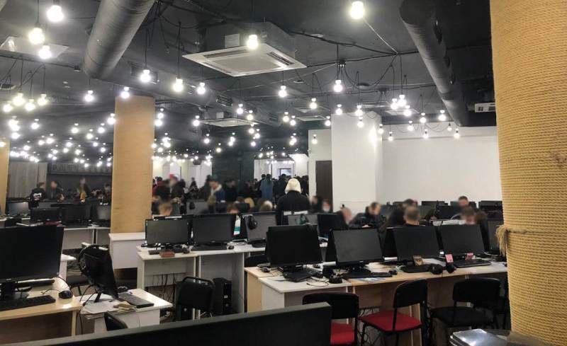 Многоступенчатая схема телефонного мошенничества через кол-центры