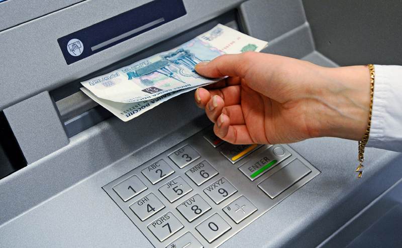 Мошенники все чаще используют банкоматы для хищения денег у россиян