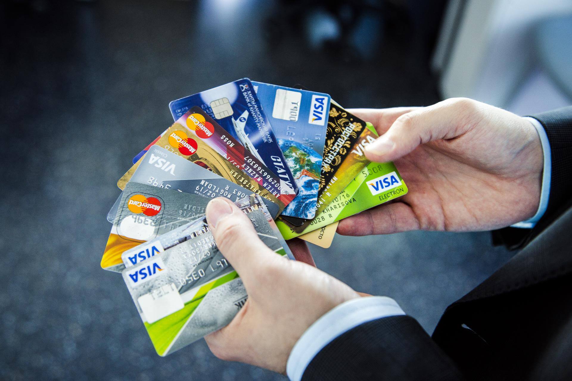 Как выбрать кредитную или дебетовую карту